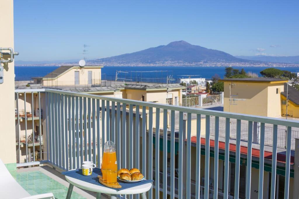 Super Attico Vista Mare Con Piscina Daire Sorrento Dış mekan fotoğraf